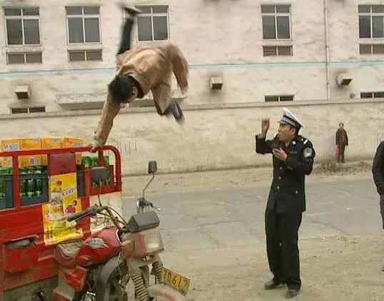 那个穿着制服、说着川普，却红到岛国的成都男子，原来是他！