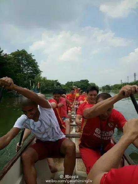 没有套路，很真诚，苏宁球员看望小朋友，阿兰划龙舟