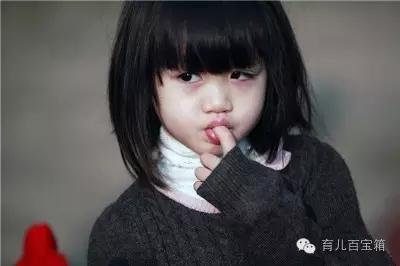 宝宝经常吃手指怎么办,宝宝总是喜欢吃手指啃指甲怎么办