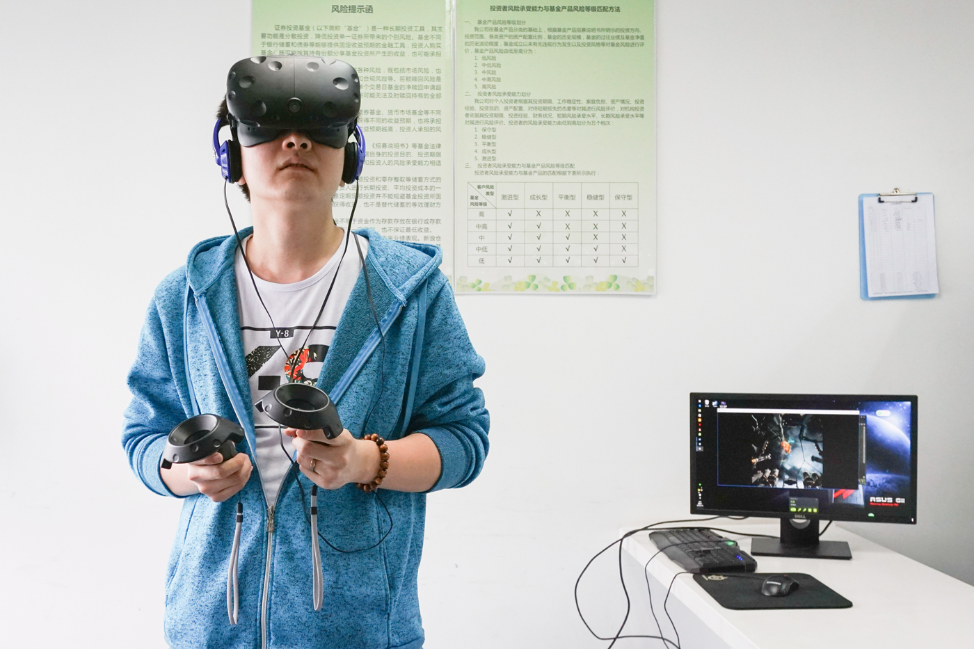 VR领域的标杆、传说中的HTCvive,体验起来到底如何?