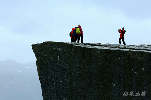 你敢站在悬崖边拍视频吗,你敢站在房顶边缘吗