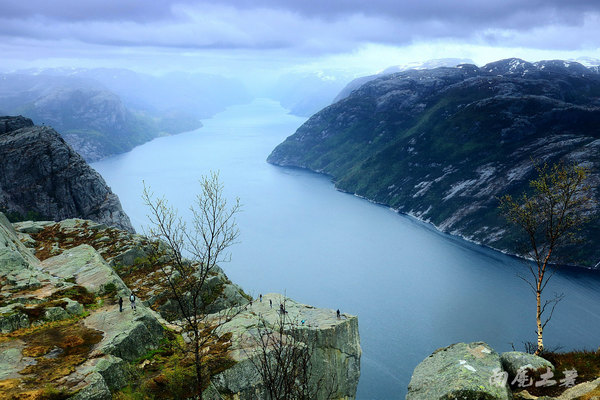 你敢站在悬崖边拍视频吗,你敢站在房顶边缘吗