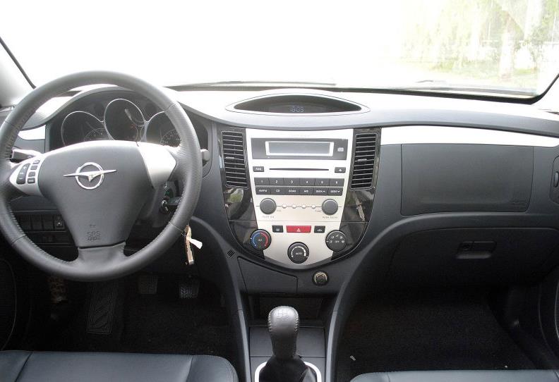 车子在马路上跑,车子在马路上跑得很快