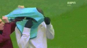 是天才也是逗逼！盘点足球场上那些逗逼青年