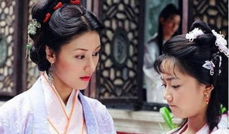 她曾与众多大腕有合作，因拒绝*规则潜**退出娱乐圈，经商失败险自杀