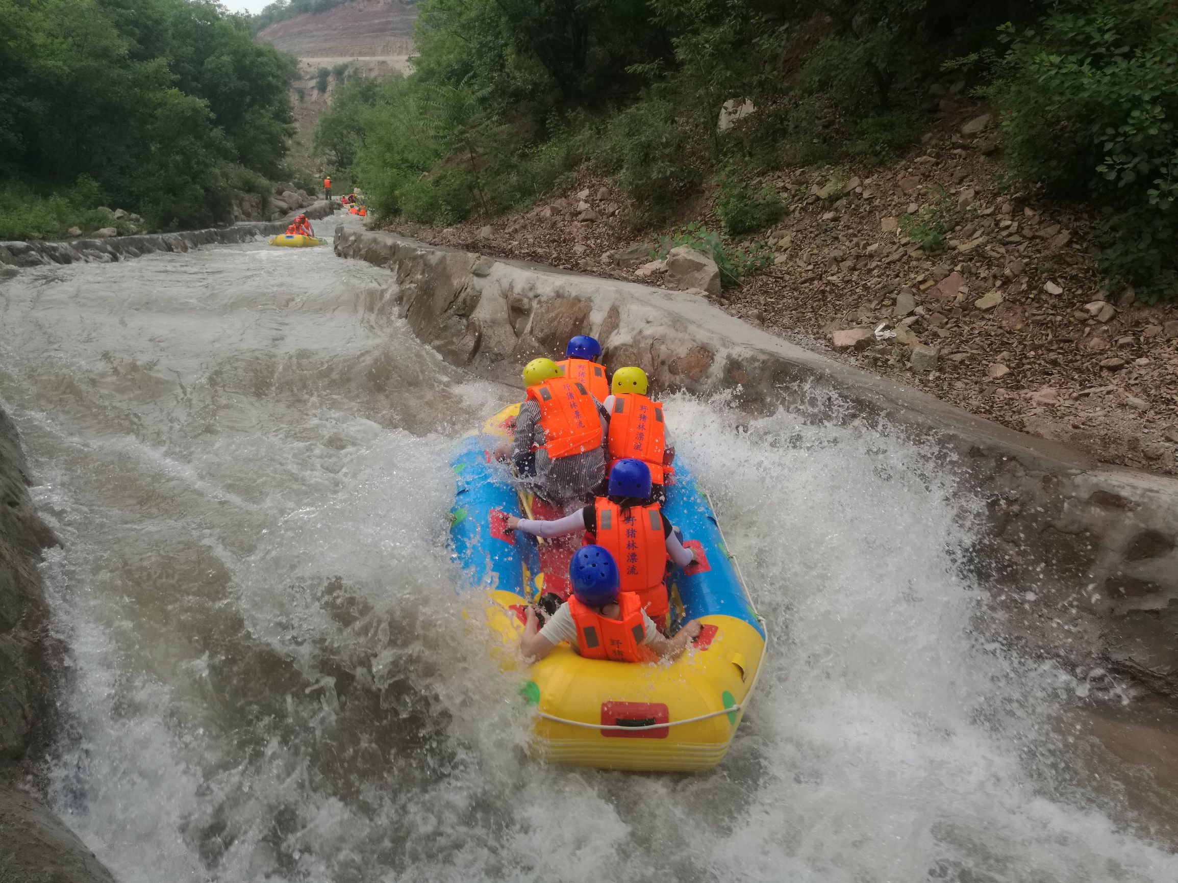 浪尖上的漂流完整版,黄河三峡景区野猪林漂流