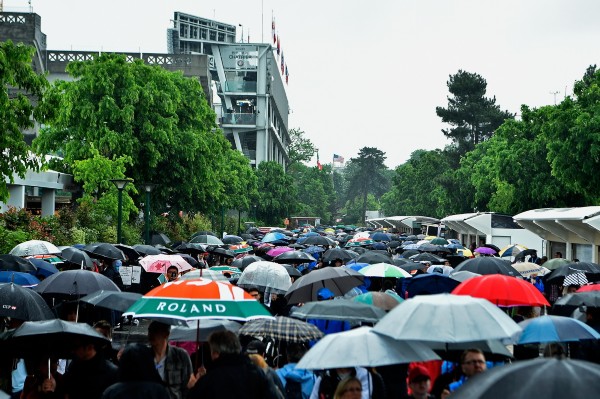 唉，今天的法网又因为下雨推迟到现在！