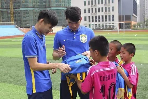 没有套路，很真诚，苏宁球员看望小朋友，阿兰划龙舟