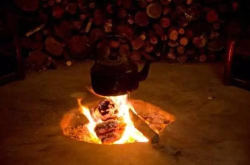 楚雄彝家火塘,云南楚雄彝家