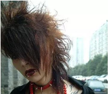 长得丑的男生什么样的发型好看,长头发男生发型丑