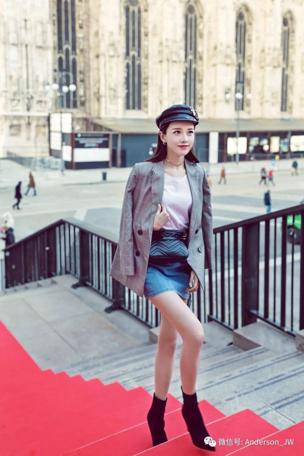 从扭腰到米兰|一双漫画腿,她时髦纵横两大洲