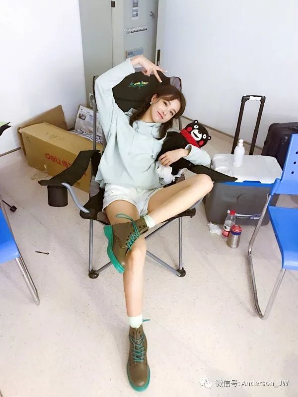 从扭腰到米兰|一双漫画腿,她时髦纵横两大洲