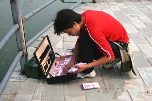 男子造假币被骗,男子造假币骗网友