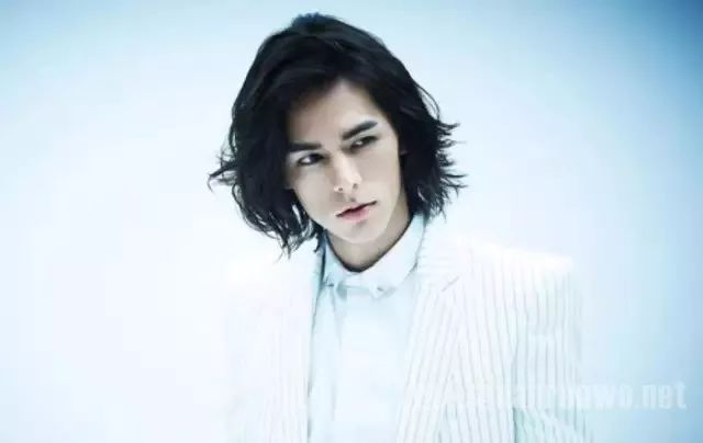 长得丑的男生什么样的发型好看,长头发男生发型丑