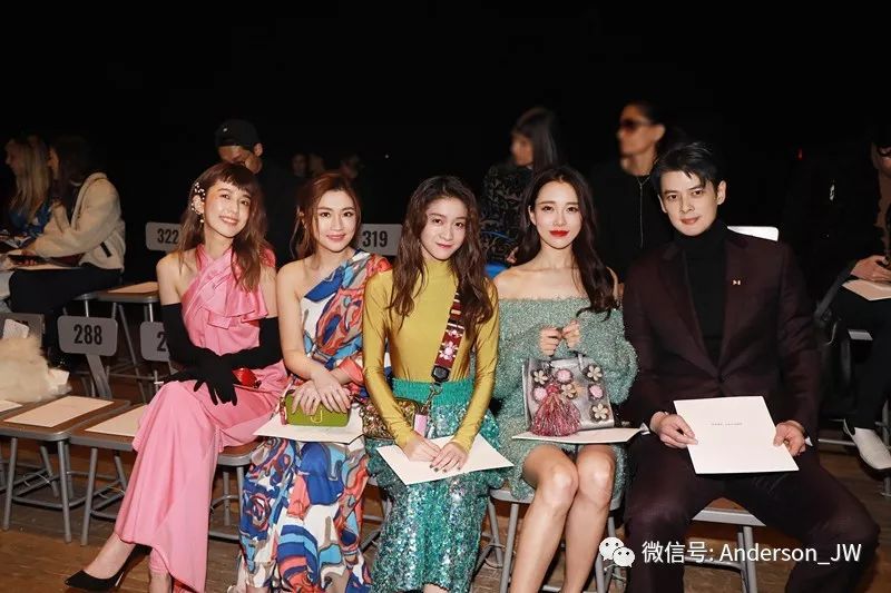 从扭腰到米兰|一双漫画腿,她时髦纵横两大洲