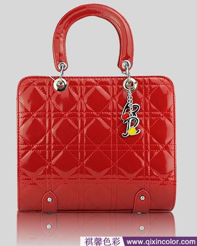 经典的菱格图案,粉色菱格包怎么搭配衣服