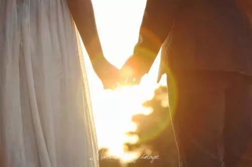 女生第一次被男生牵手有什么反应,女的第一次被牵手