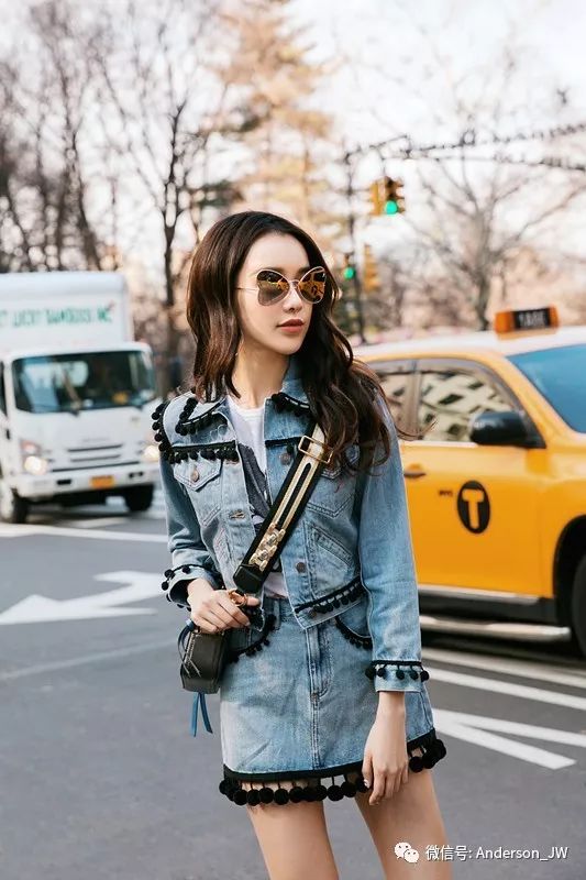 从扭腰到米兰|一双漫画腿,她时髦纵横两大洲