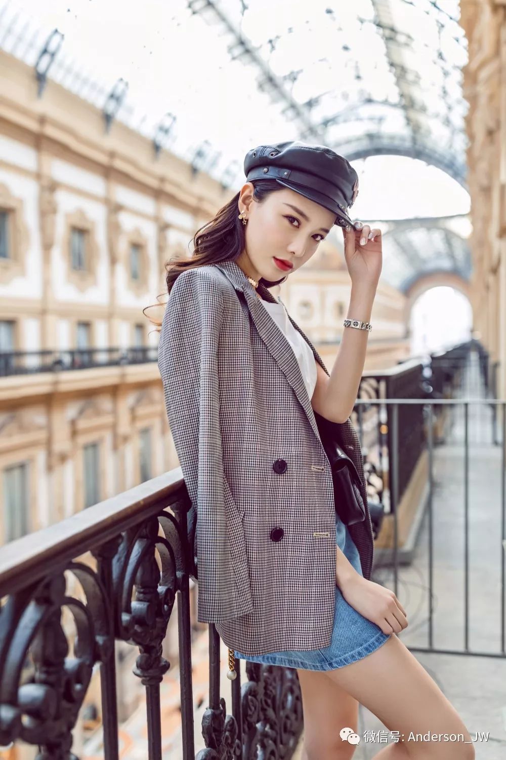 从扭腰到米兰｜一双漫画腿，她时髦纵横两大洲