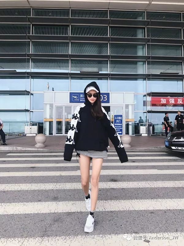 从扭腰到米兰|一双漫画腿,她时髦纵横两大洲