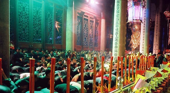 烧香不小心被香火烫了,烧香被香火烫了有什么预兆