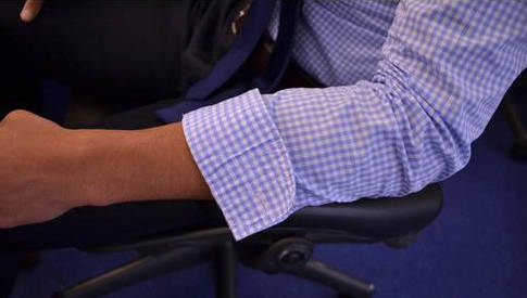 衬衫的下摆用什么卷方式最简单,衬衫袖子该怎么卷