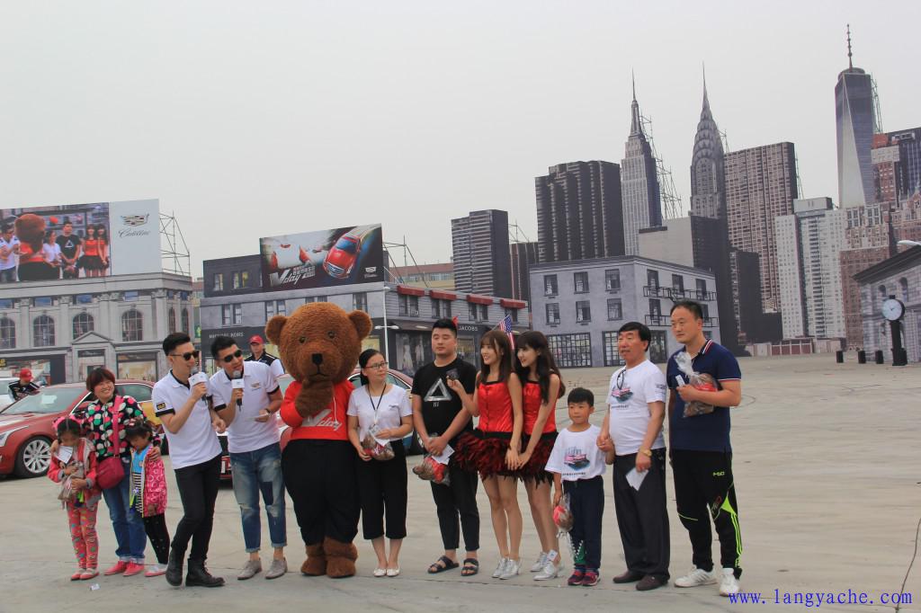 凯迪拉克灯光秀豪车,凯迪拉克飙车的精彩片段