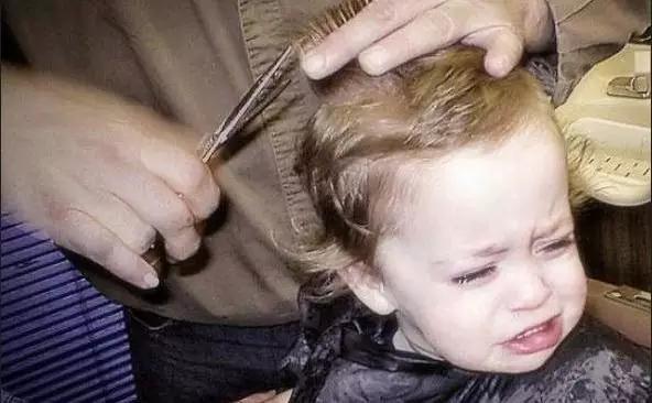 防止小孩剪头发哭闹神器,孩子害怕剪头发哭闹怎么办