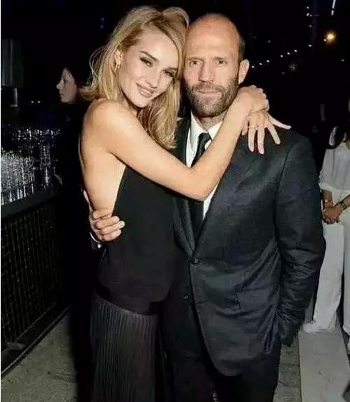 她，农场出身，15岁进军超模界，29岁将成为好莱坞第一硬汉背