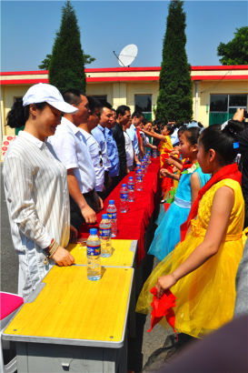 东高庄小学爱心捐赠,捐赠爱心给大梧小学