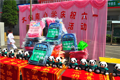 东高庄小学爱心捐赠,捐赠爱心给大梧小学