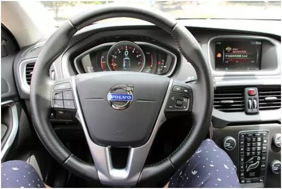 沃尔沃v40新款试驾,沃尔沃v40两驱和四驱哪个好