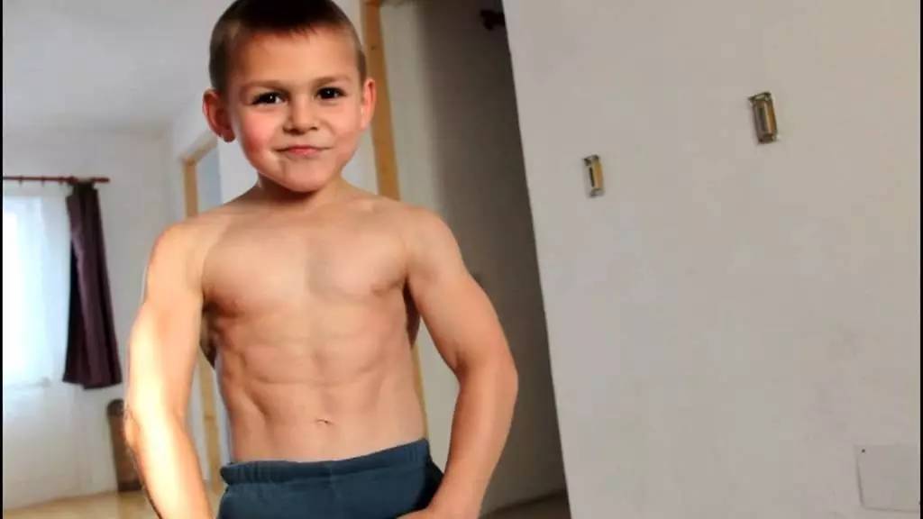 数一数那些肌肉块儿比你还大的熊孩子们!