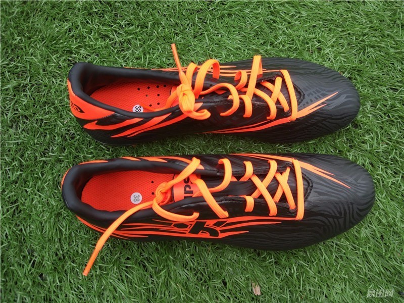 迪卡侬足球鞋kipstaagility,迪卡侬的足球鞋性价比