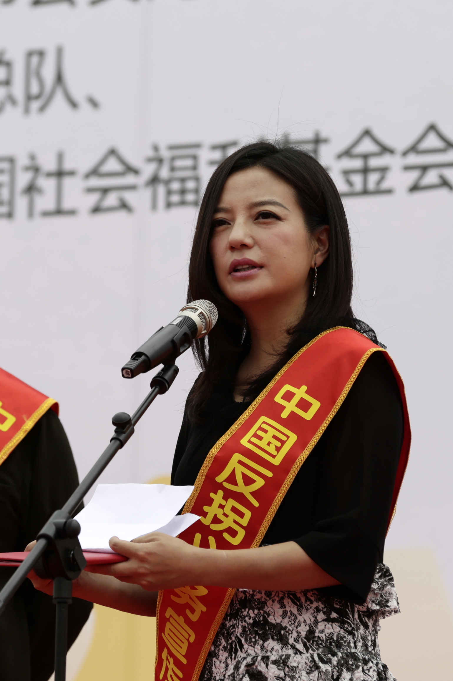 周杰伦跟李晨,周杰伦和李晨谁地位高