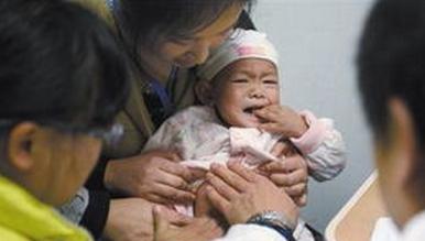 5岁孩子吐出深褐色絮状物,1岁半孩子吐透明液体