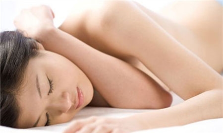 女性晚上睡觉裸睡的好处和坏处,女性晚上睡觉可以裸睡吗