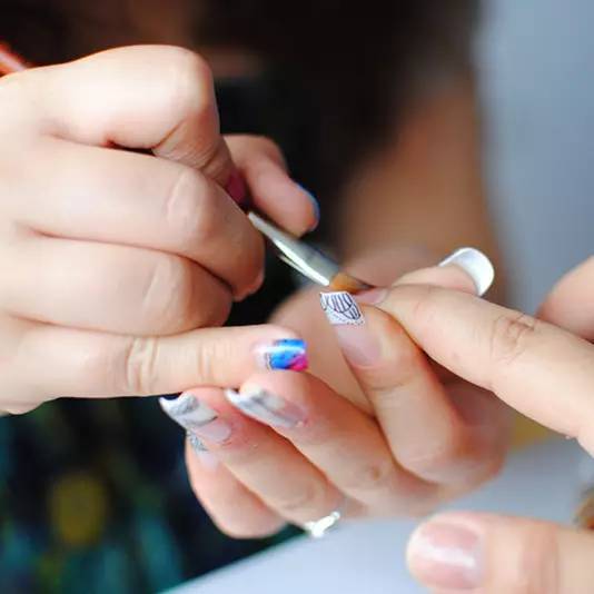 美甲没几天出现脱落起边？甲油胶总照不干？戳我