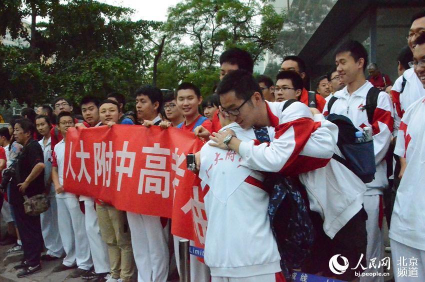 2023年高考首日现场直击,2016全国高考时间表