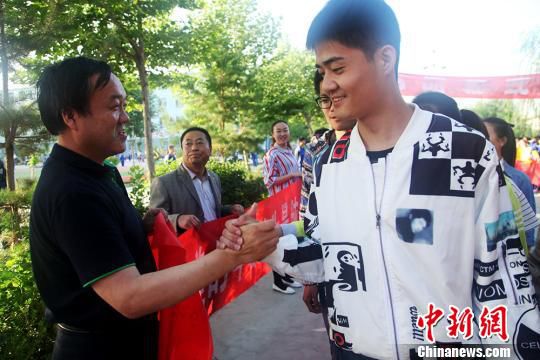 2023年高考首日现场直击,2016全国高考时间表