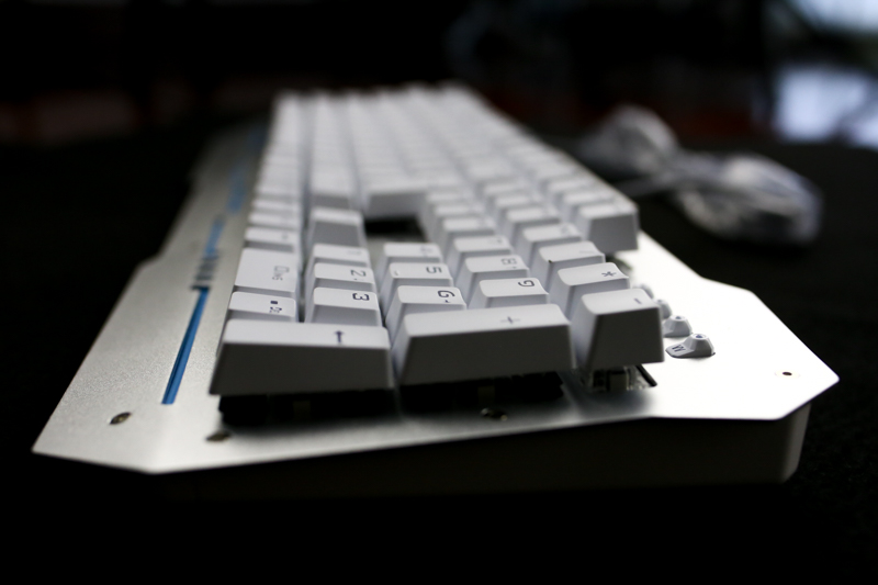 流动于指尖的神器-狼蛛收割者机械键盘入手体验（黑轴混光版）