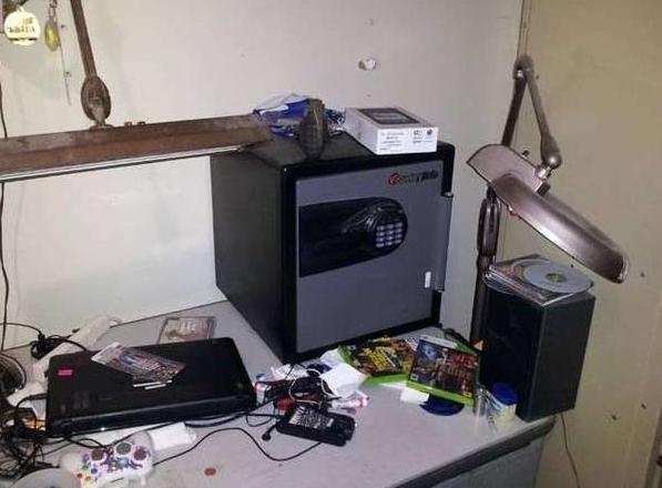 女子网购到二手保险柜觉得赚到，打开一看里面的东西差点要她的命