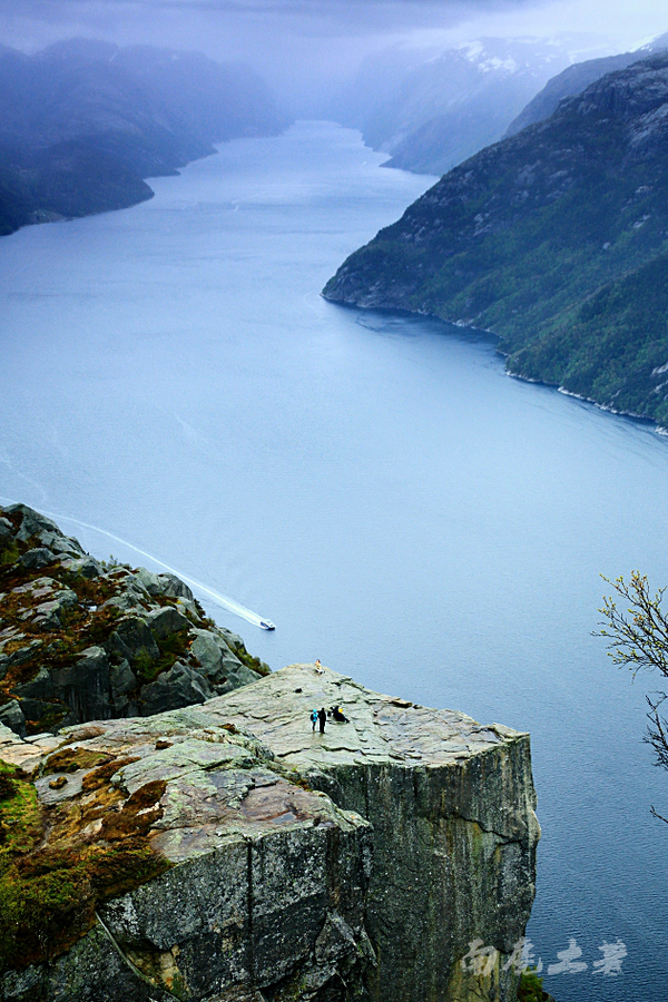 你敢站在悬崖边拍视频吗,你敢站在房顶边缘吗