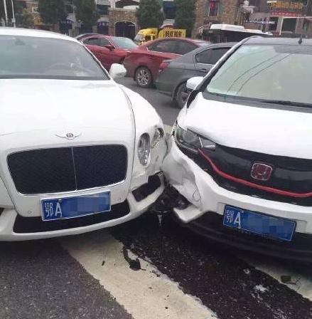 普通人要是撞了百万豪车怎么办,普通车撞到豪车会怎么样