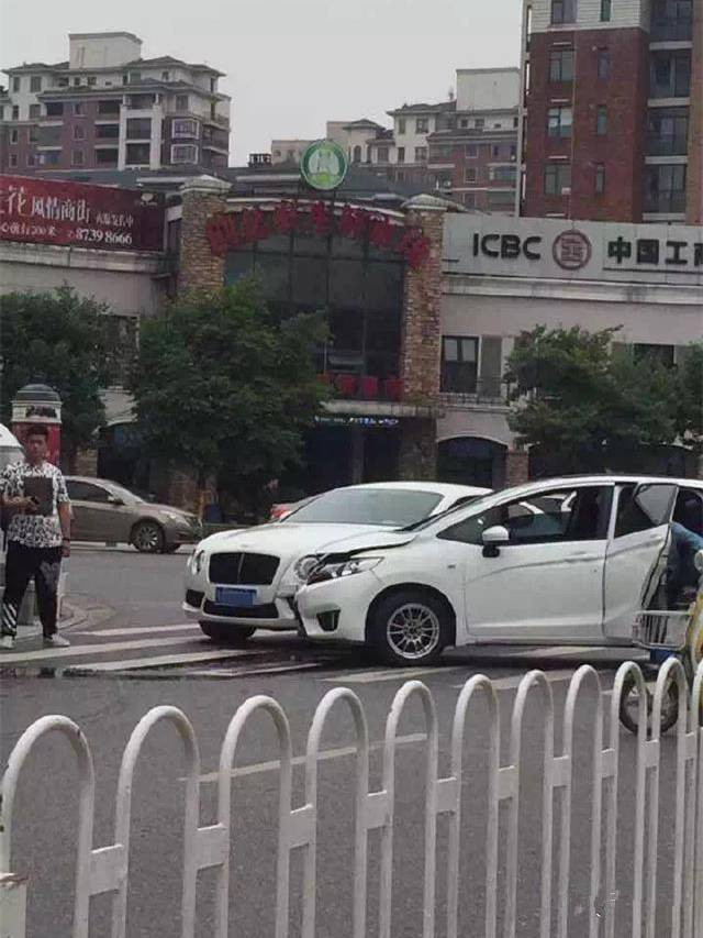 普通人要是撞了百万豪车怎么办,普通车撞到豪车会怎么样