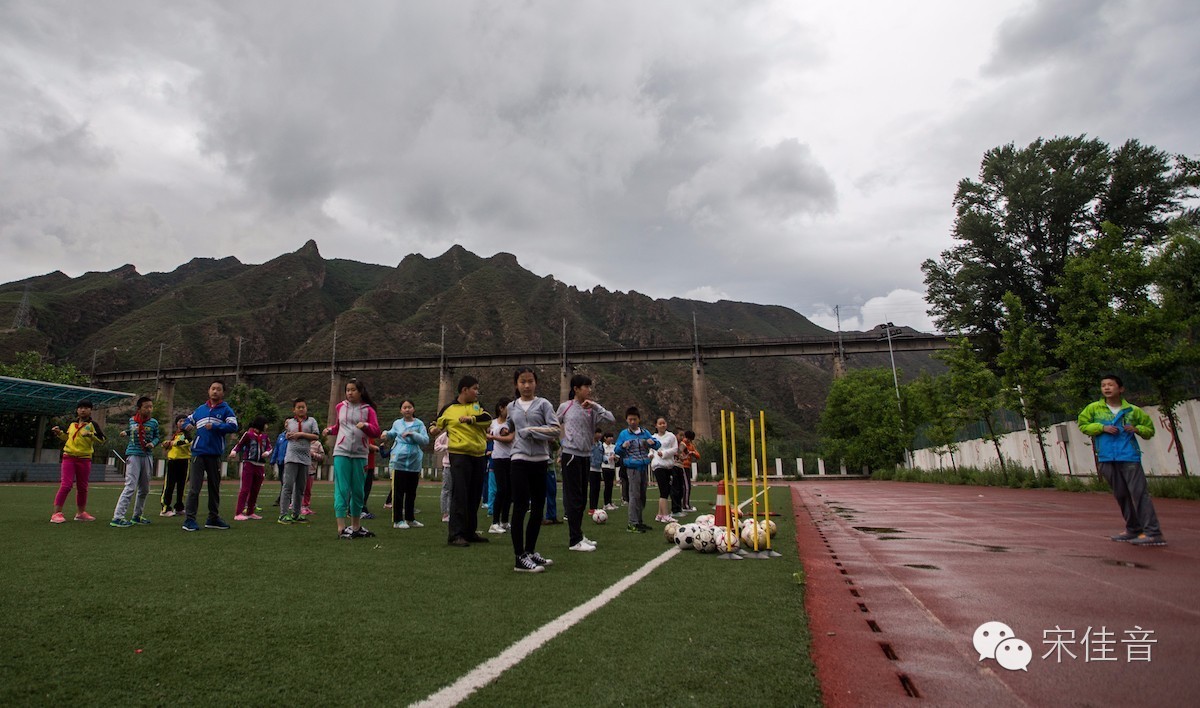 电影山里孩子踢足球,山里娃踢全国足球