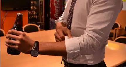 衬衫的下摆用什么卷方式最简单,衬衫袖子该怎么卷