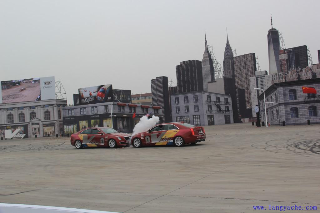 凯迪拉克灯光秀豪车,凯迪拉克飙车的精彩片段