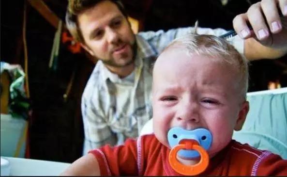 防止小孩剪头发哭闹神器,孩子害怕剪头发哭闹怎么办