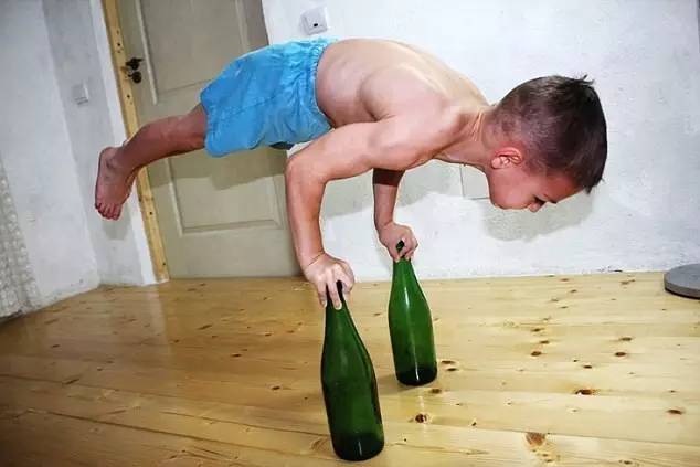 数一数那些肌肉块儿比你还大的熊孩子们!